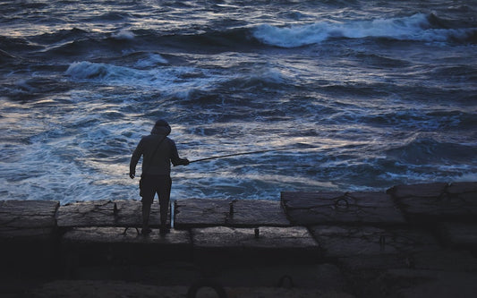 Comment choisir le leurre de surface parfait pour la pêche au bar ?